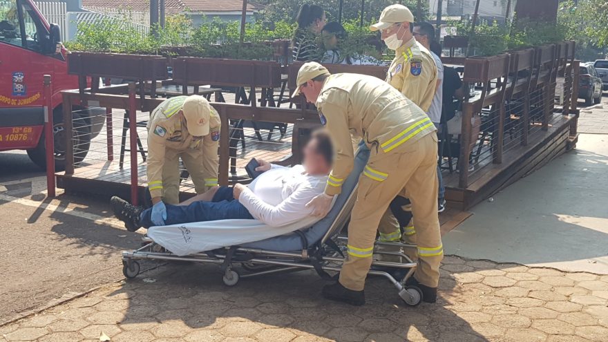 Homem sofre queda ao tropeçar em tachão na rua