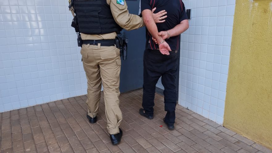 Com facão na mão, idoso ameaça familiares e joga veículo contra policiais