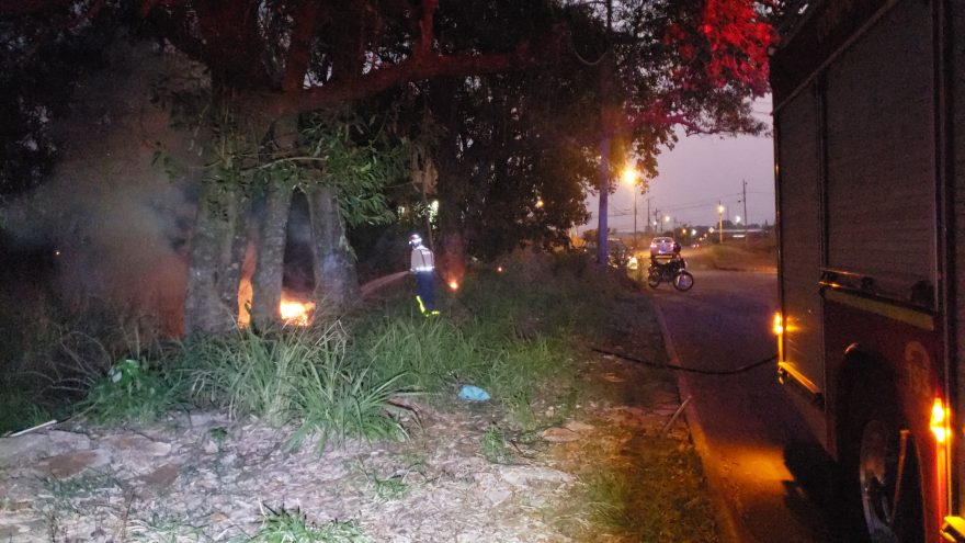 Bombeiros combatem incêndio no Interlagos