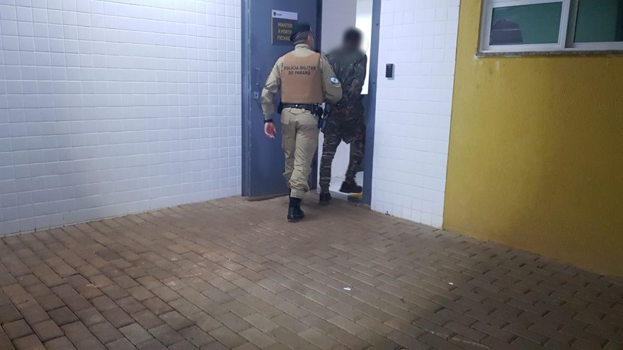 Com a boca na botija! Homem que estaria furtando fios é contido por moradores até a chegada da PM
