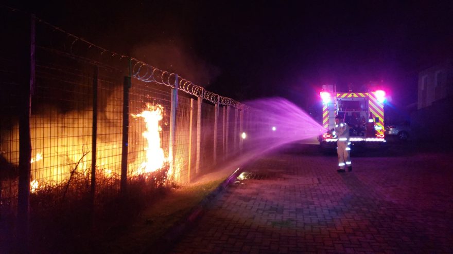 Incêndio em vegetação ao lado de condomínio assusta moradores no bairro Floresta