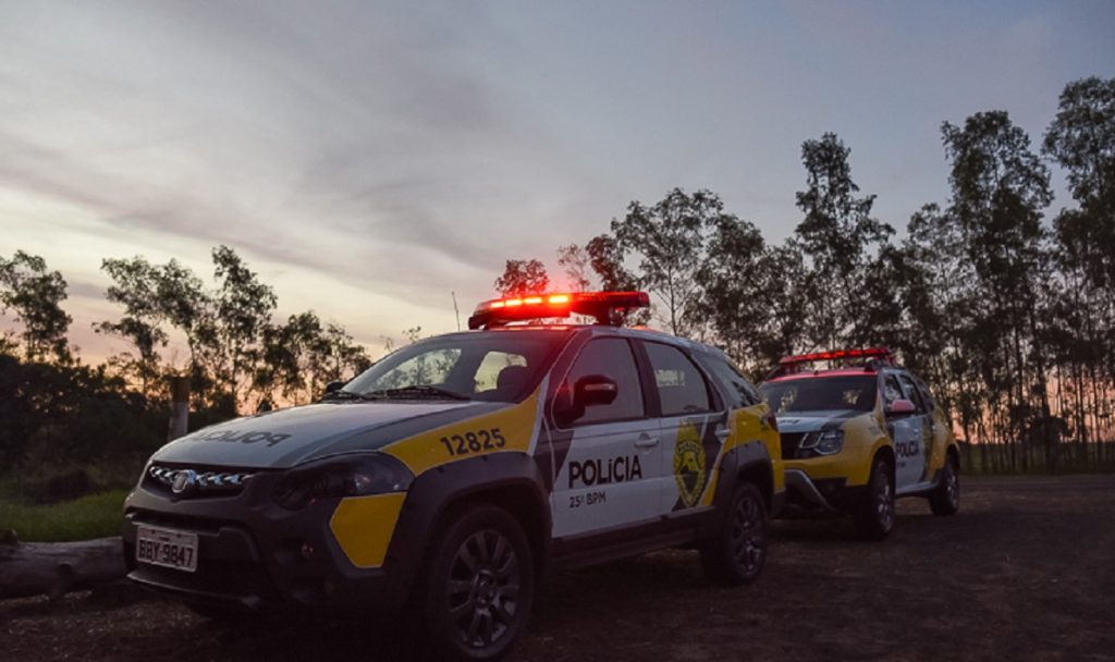 Presa: mulher foge com carro de outra pessoa, ameaça e xinga policiais em Umuarama