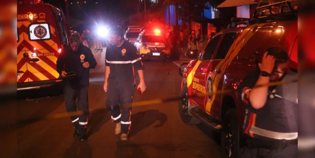 Bandidos invadem casa, abrem fogo contra moradores e um morre; criança de 4 anos é baleada no tórax