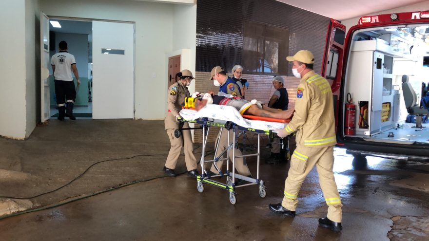 Homem fica em estado grave em acidente no Guarujá