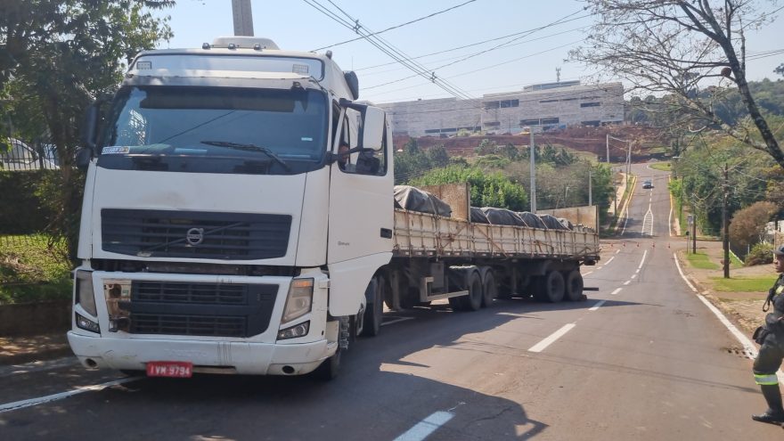 Caminhão carregado não vence a subida e rua precisa ser interditada na Região do Lago