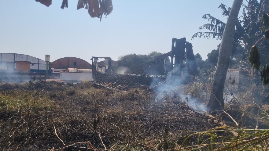 Carroceria de caminhão fica totalmente destruída após incêndio na BR-369