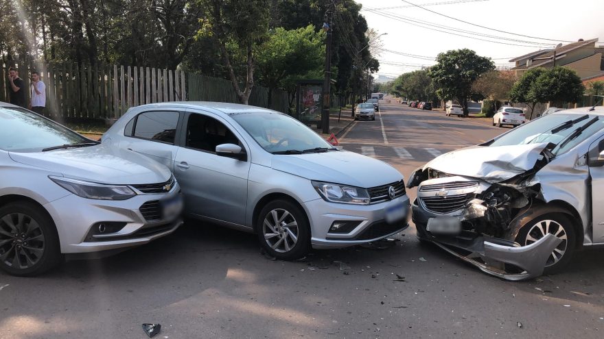 Acidente entre três carros é registrado na Rua Flamboyant esquina com Rua Natal