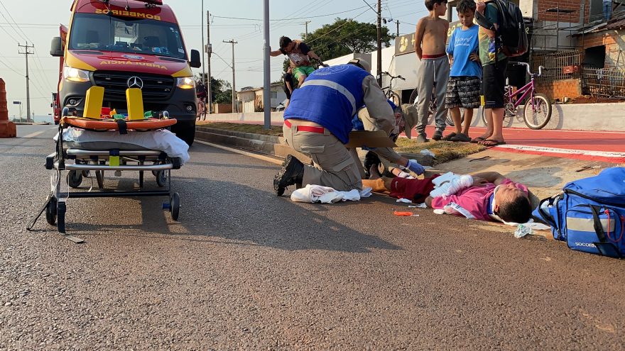 Rapaz de 25 anos cai de moto na Av. Piquiri e fica ferido