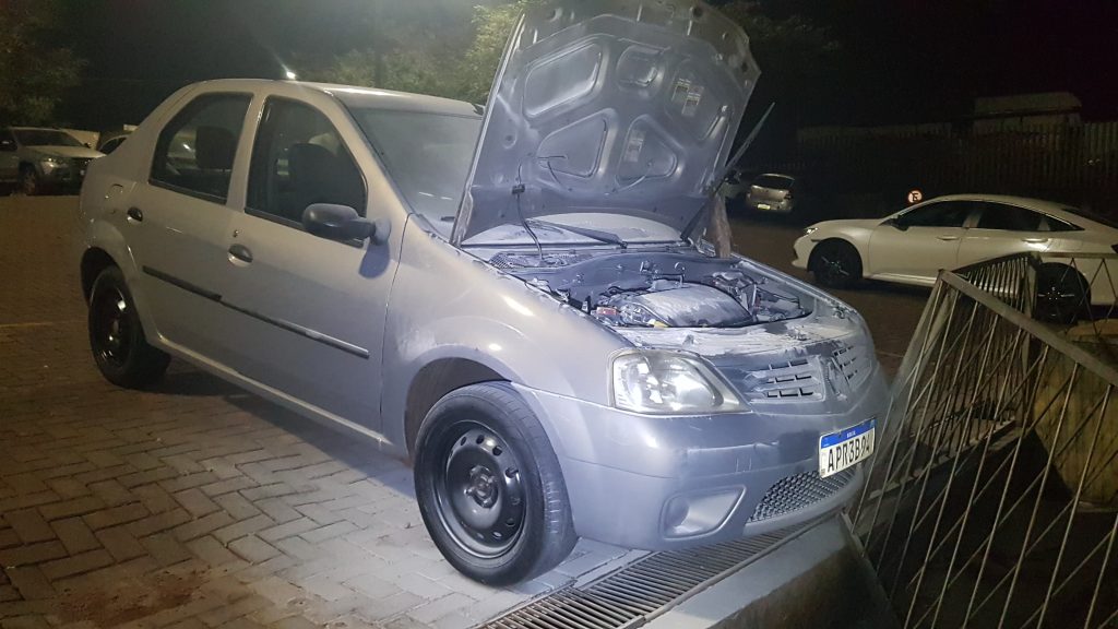 Carro desgovernado bate contra grade de proteção na Upa Veneza e pega fogo