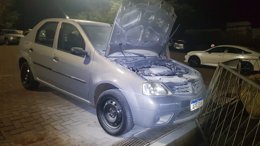 Carro desgovernado bate contra grade de proteção na Upa Veneza e pega fogo