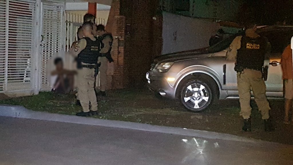“Cês tem que parar de arrumar essas confusão”: Homem corre atrás do outro pelo telhado de residências e um deles é detido por populares