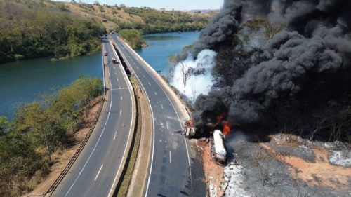 Milagre: caminhoneiros sofrem apenas ferimentos leves após grave acidente na rodovia Imagem referente a Milagre: caminhoneiros sofrem apenas ferimentos leves após grave acidente na rodovia