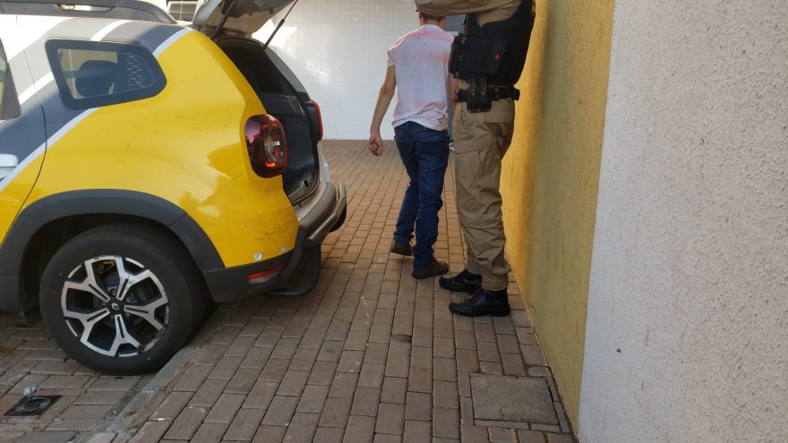 Homem é preso pela PM no Gralha Azul