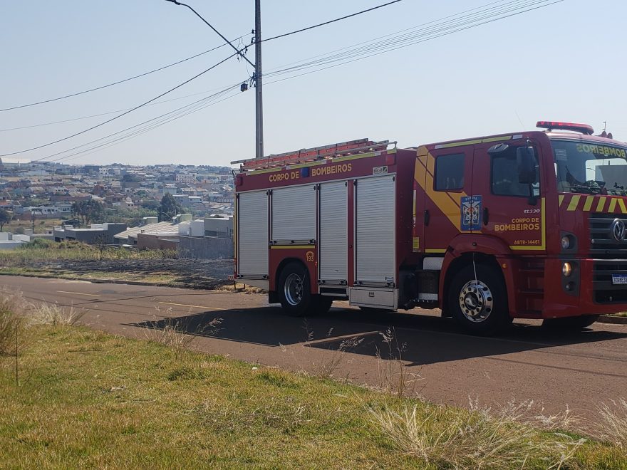 Corpo de Bombeiros apaga incêndio em vegetação no Bairro Morumbi
