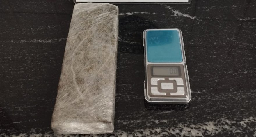 Denunciado pela própria mãe, jovem com quase meio quilo de maconha é preso pela GM no Santa Felicidade