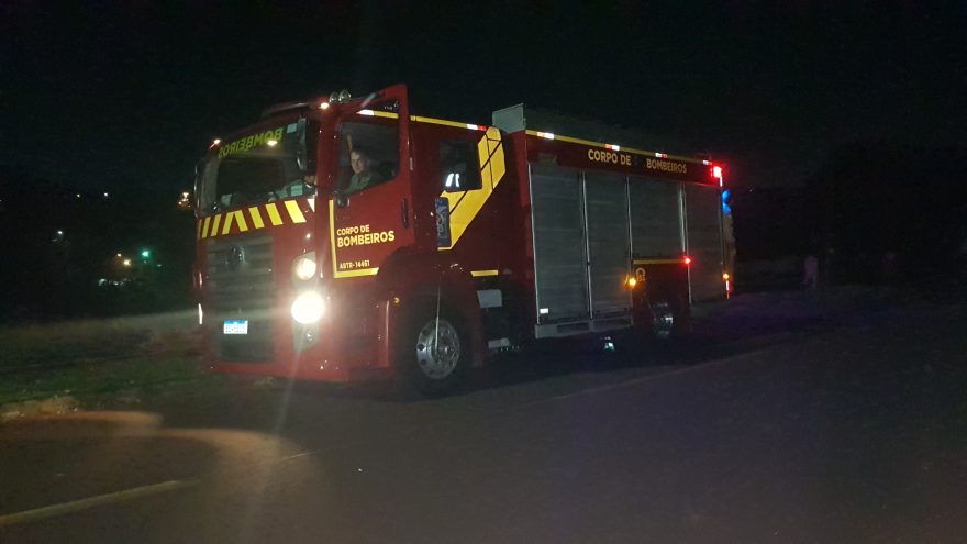 Bombeiros combatem incêndio no Brasmadeira