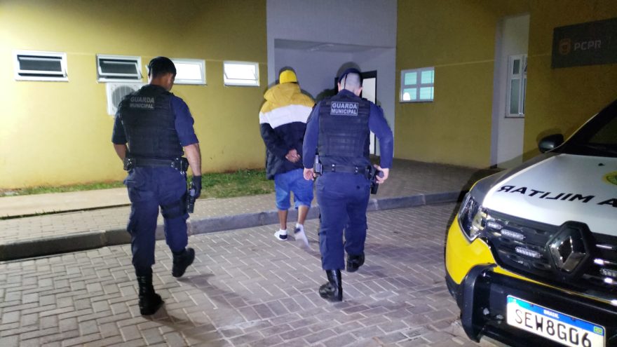 Foragido pelo crime de tráfico é preso pela GM após agredir uma jovem no bairro Cascavel Velho