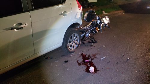 Imagem referente a Motociclista sofre ferimentos graves após colidir contra veículo estacionado no Riviera