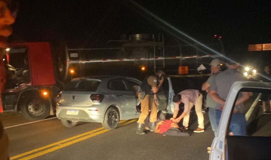 Vítimas ficam feridas após carro colidir com caminhão que transportava soda cáustica na BR-277