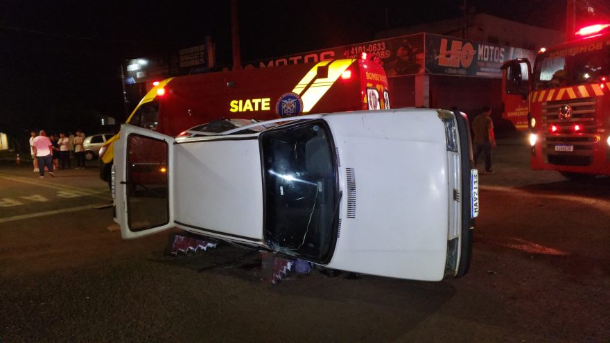 Fiat Uno tomba após colidir com Audi na rua Antonina