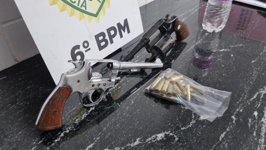 Homem em posse de armas de fogo é detido após denúncia de ameaça pelo próprio cunhado