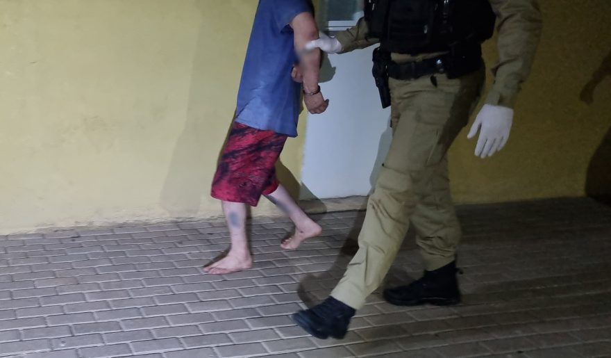 Homem é detido após agredir a companheira com barra de ferro na cabeça e chutes