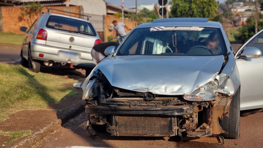 Jetta e Gol se envolvem em forte colisão no bairro Santa Cruz
