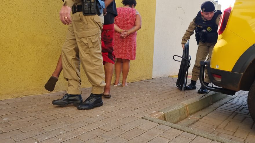 Homem e mulher em posse de fios furtados são presos pela PM no Cancelli