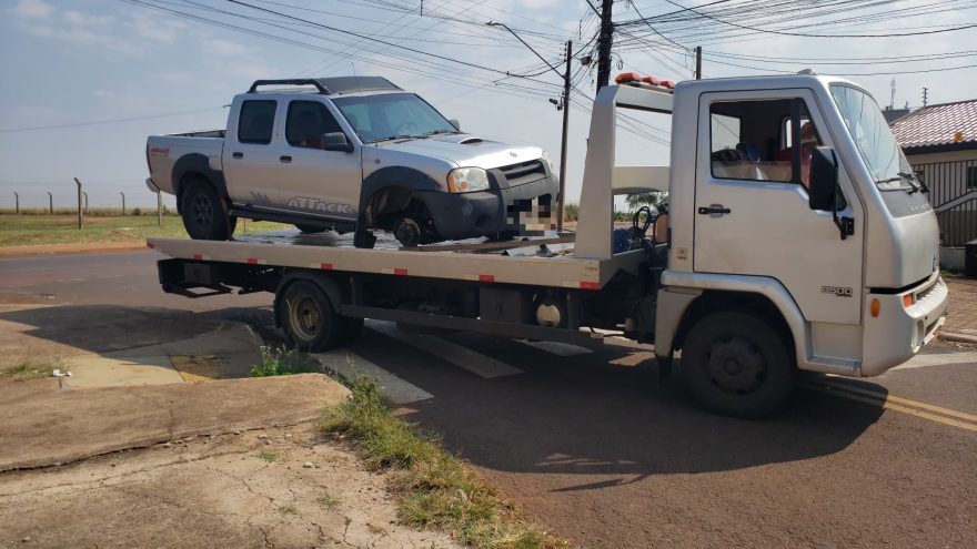 Caminhonete perde a roda em acidente na Avenida Tito Muffato