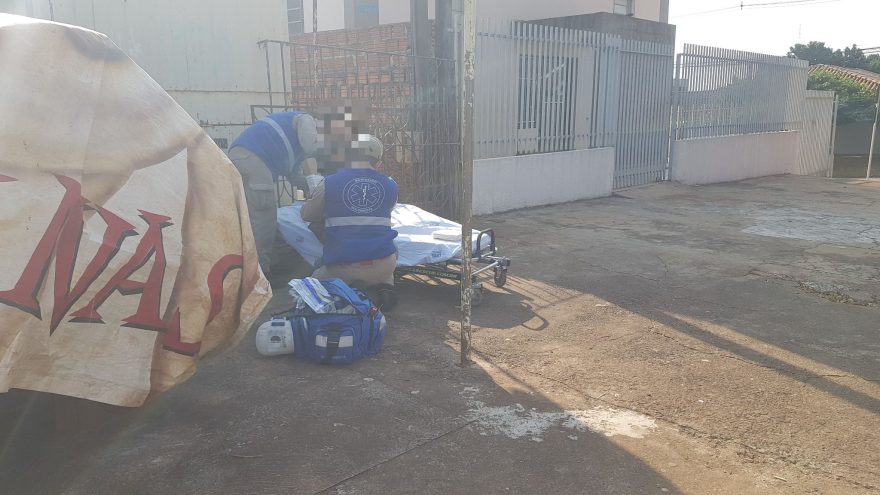 Homem ferido é socorrido pelo Siate no Santa Cruz