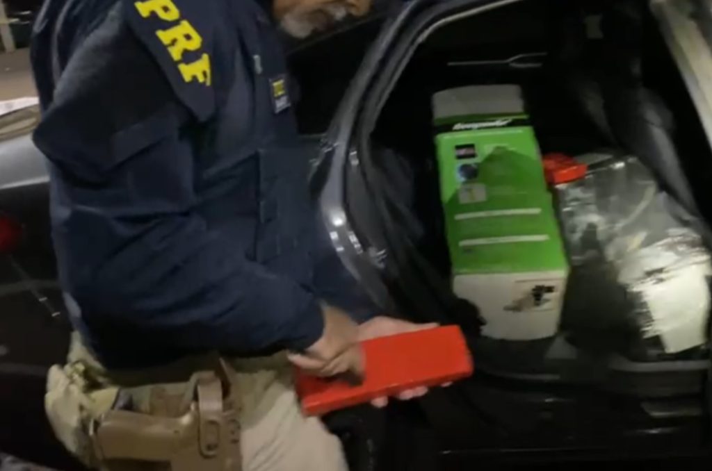 PRF apreende veículo clonado carregado com 276kg de maconha na BR-277
