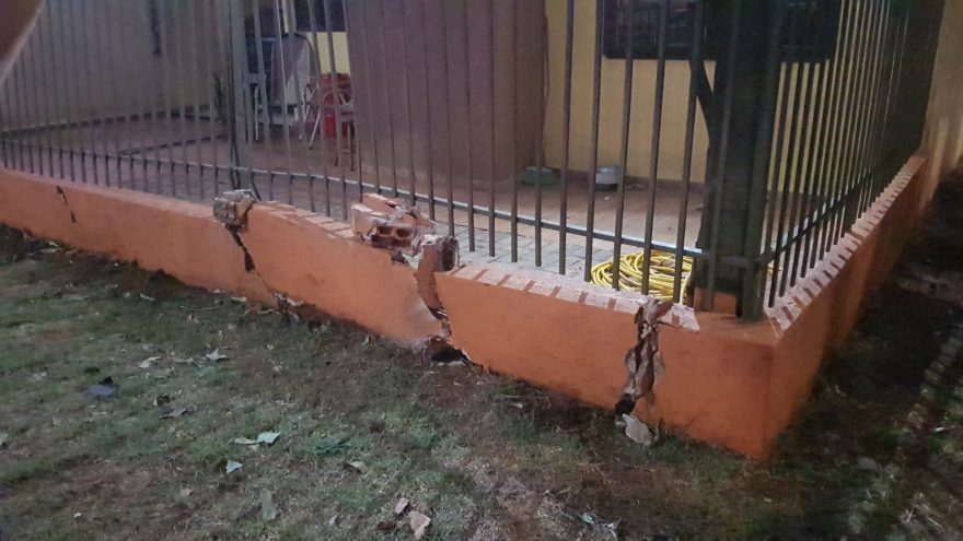 Acidente no Bairro Alto Alegre: Saveiro perde controle e atinge muro de residência
