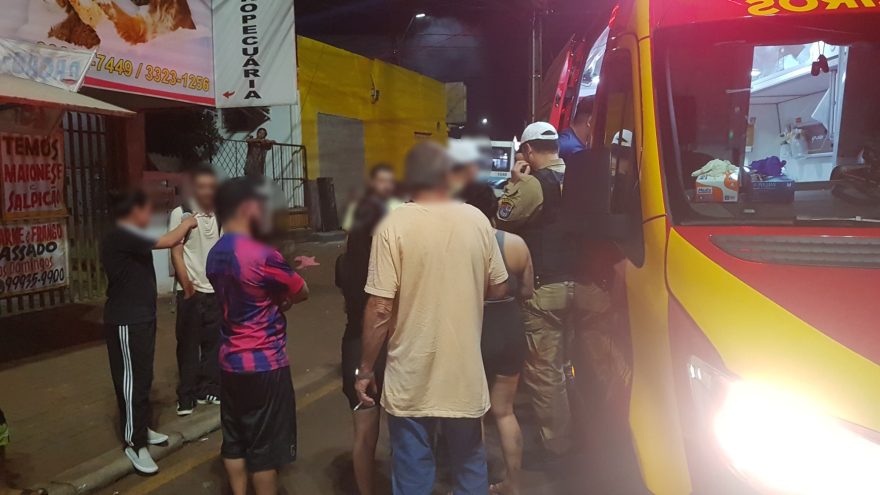 Dois adolescentes e motociclista ficam feridos em atropelamento na Avenida Papagaios