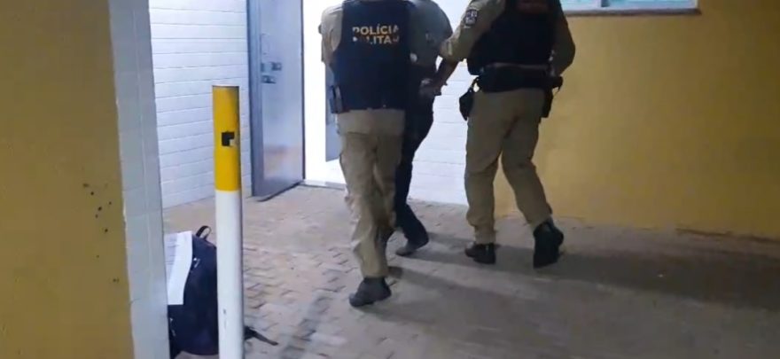 Homem recusa pagar valor após festa em motel e joga carro contra estrutura do estabelecimento