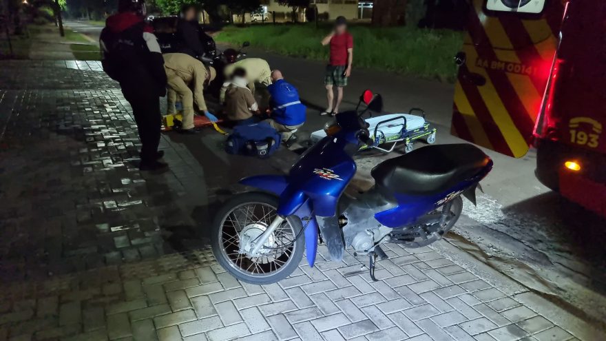 Mulher perde o controle da Biz e sofre queda de moto no Rua Casemiro Abreu