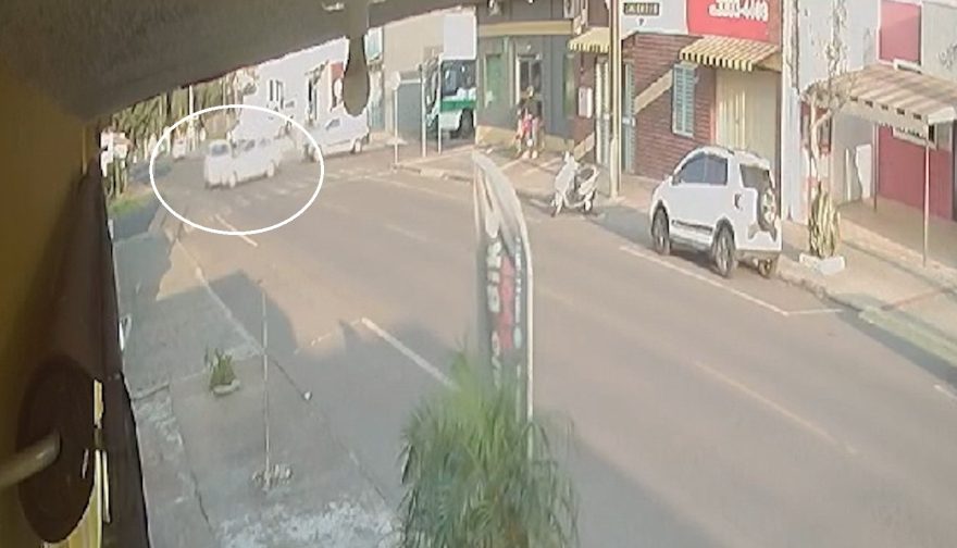 Câmera flagra acidente que deixou veículos destruídos no Parque São Paulo