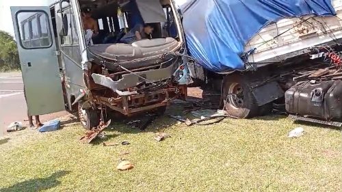 Imagem referente a Grave acidente entre carreta e micro-ônibus deixa vítimas feridas na BR-277, em Céu Azul