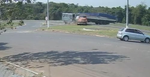 Imagem referente a Câmera flagra violento acidente entre carreta e micro-ônibus na BR-277, em Céu Azul