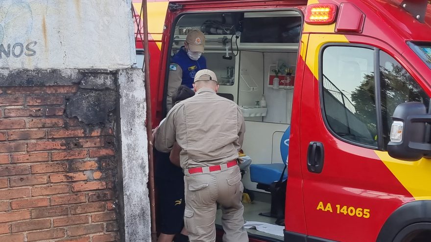 Adolescente de 14 anos fratura o braço jogando bola no colégio