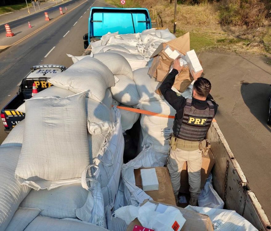 Caminhão que levava 4 mil celulares contrabandeados é apreendido em Irati