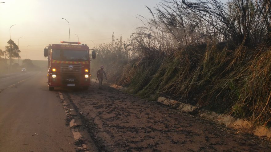 Bombeiros combatem incêndio em vegetação na Estrada Chaparral