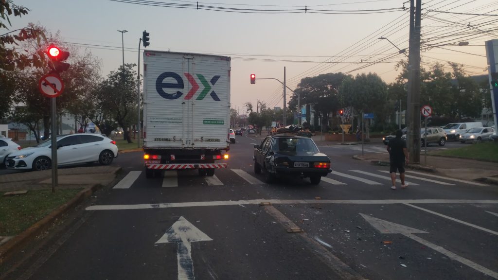Batida entre caminhão e Del Rey é registrada na Av. Tancredo Neves