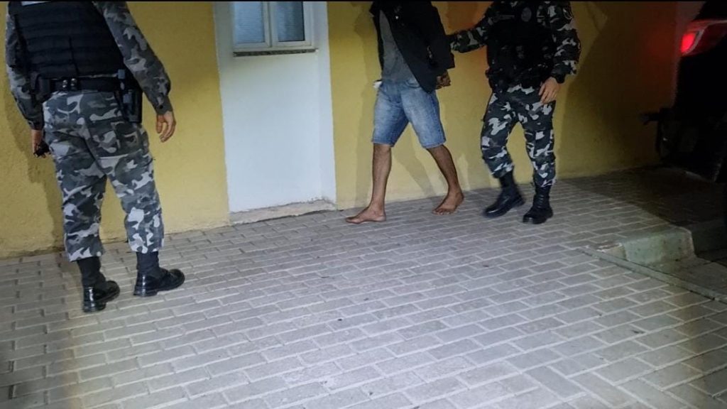 Choque frustra tentativa de furto e detém homem que envolveu filho de 10 anos no crime no Brasmadeira