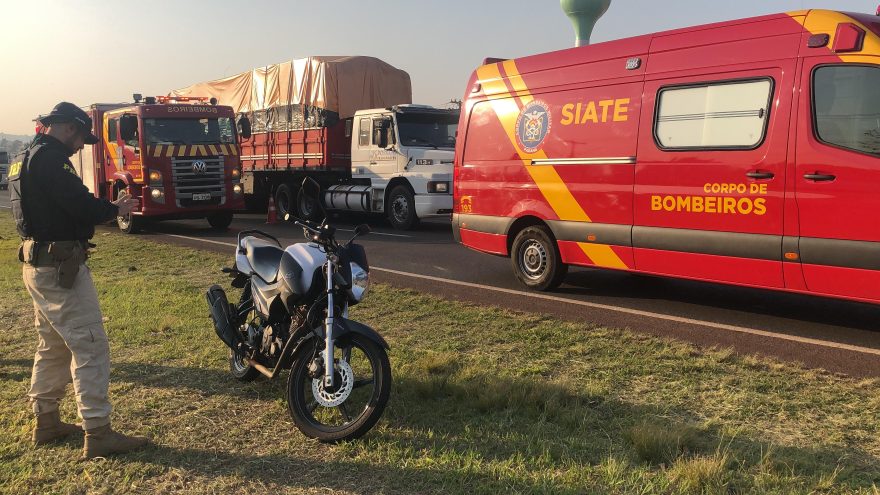 Motociclista fica ferida após sofrer colidir com Ford Ka na BR-277, em Cascavel