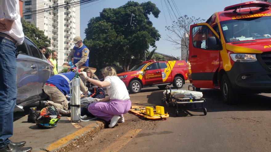Motociclista fica gravemente ferido em acidente de trânsito no Centro