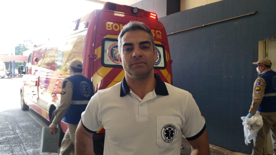 Médico do Corpo de Bombeiros e duas médicas do Samu socorreram piloto ferido em grave acidente no Centro
