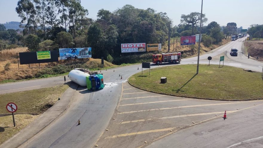 Caminhão tomba e interdita trecho da BR-277, em Irati