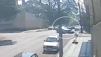 Câmera flagra acidente que deixou motociclista gravemente ferido no Centro