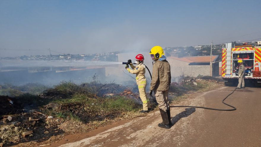 Bombeiros combatem incêndio no Tarumã