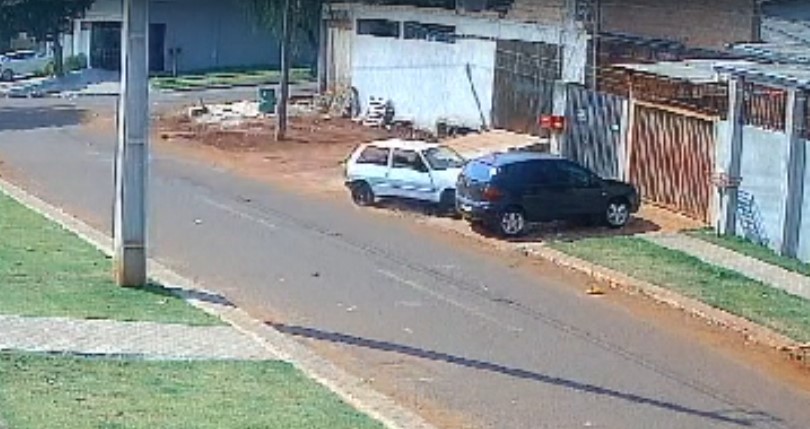 Câmera flagra Uno colidindo contra Polo estacionado, antes de ser apreendido pela PM